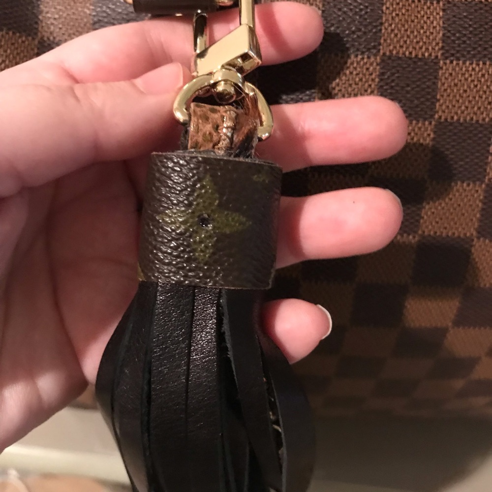 Louis Vuitton Tassel 💕BAG NOT INCLUDED - Picture 2 of 5